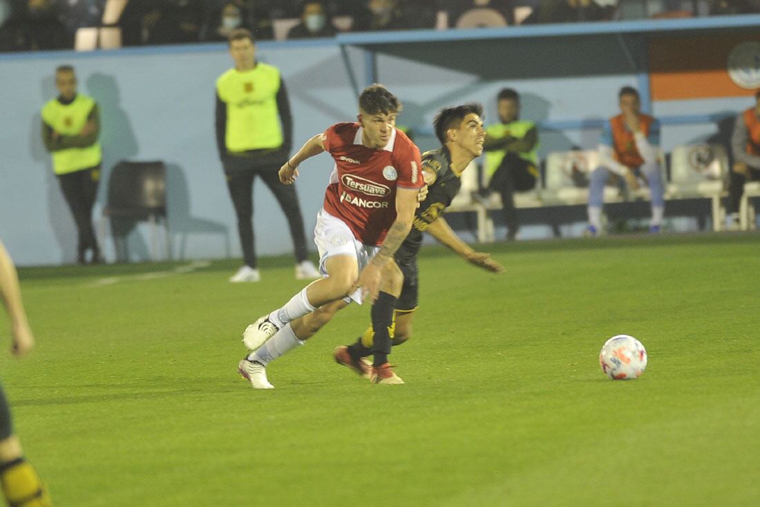 En los pies de Bruno Zapelli nacen las mejores jugadas de Belgrano ante Mitre. (Javier Ferreyra)