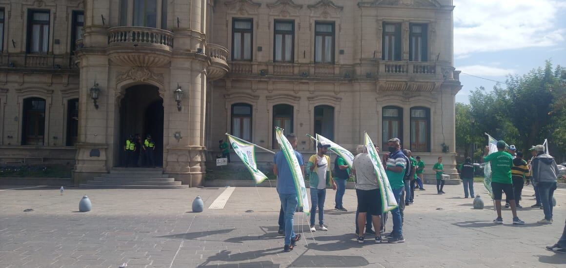 Referentes del Sindicato Unificado de Municipales de Tres Arroyos marcharon por la ciudad