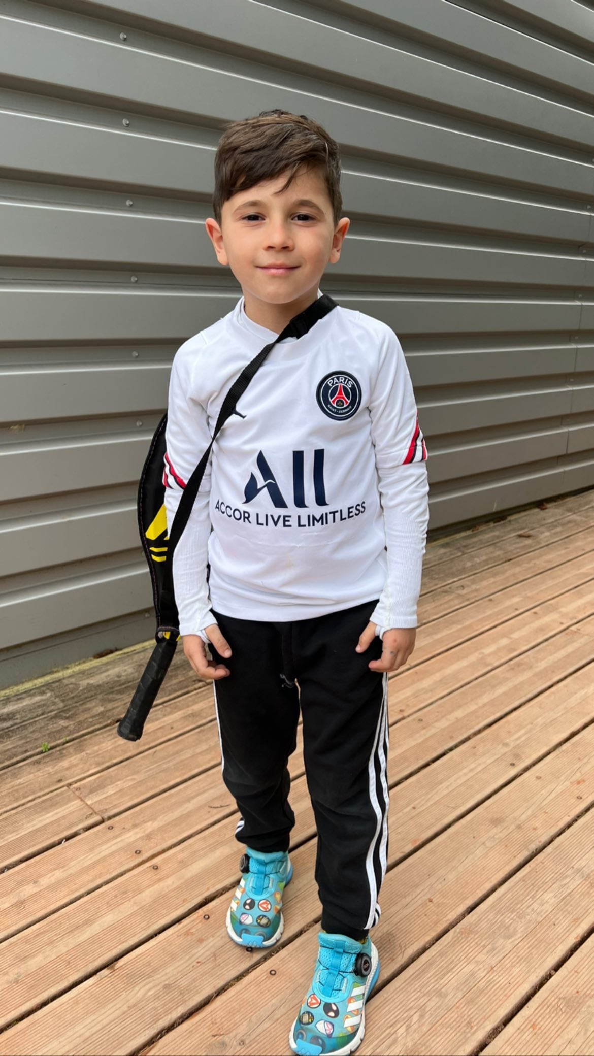 Mateo Messi camino a la clase de tenis