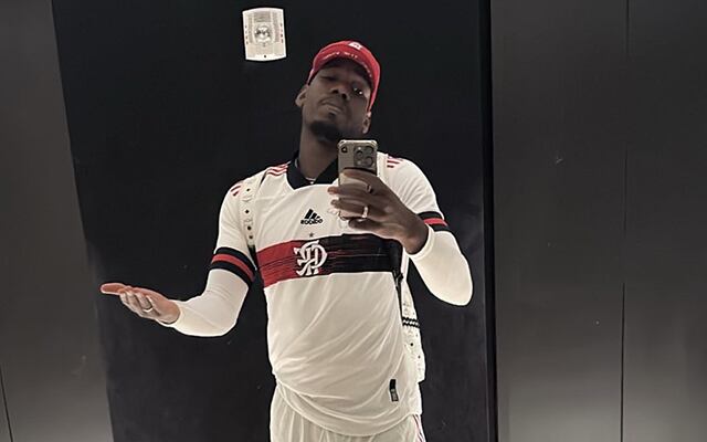 Pogba entrenando con la camiseta de Flamengo