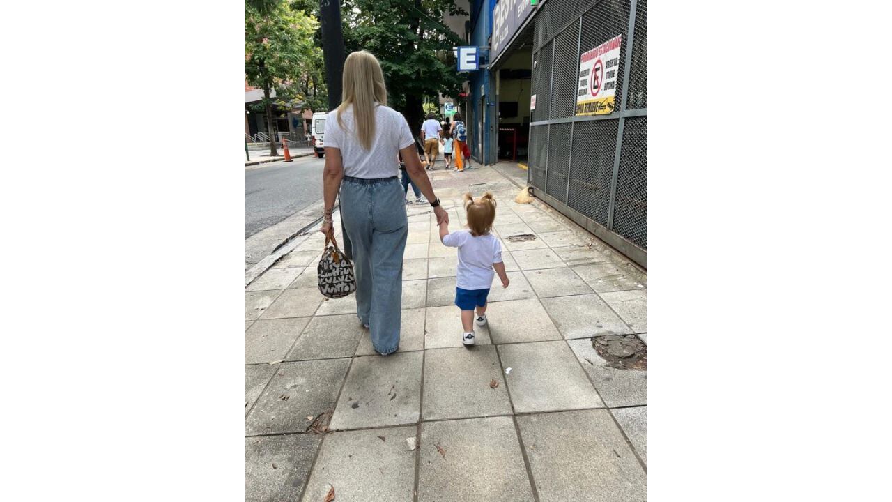 Claudia con su nieta menor, Azul.