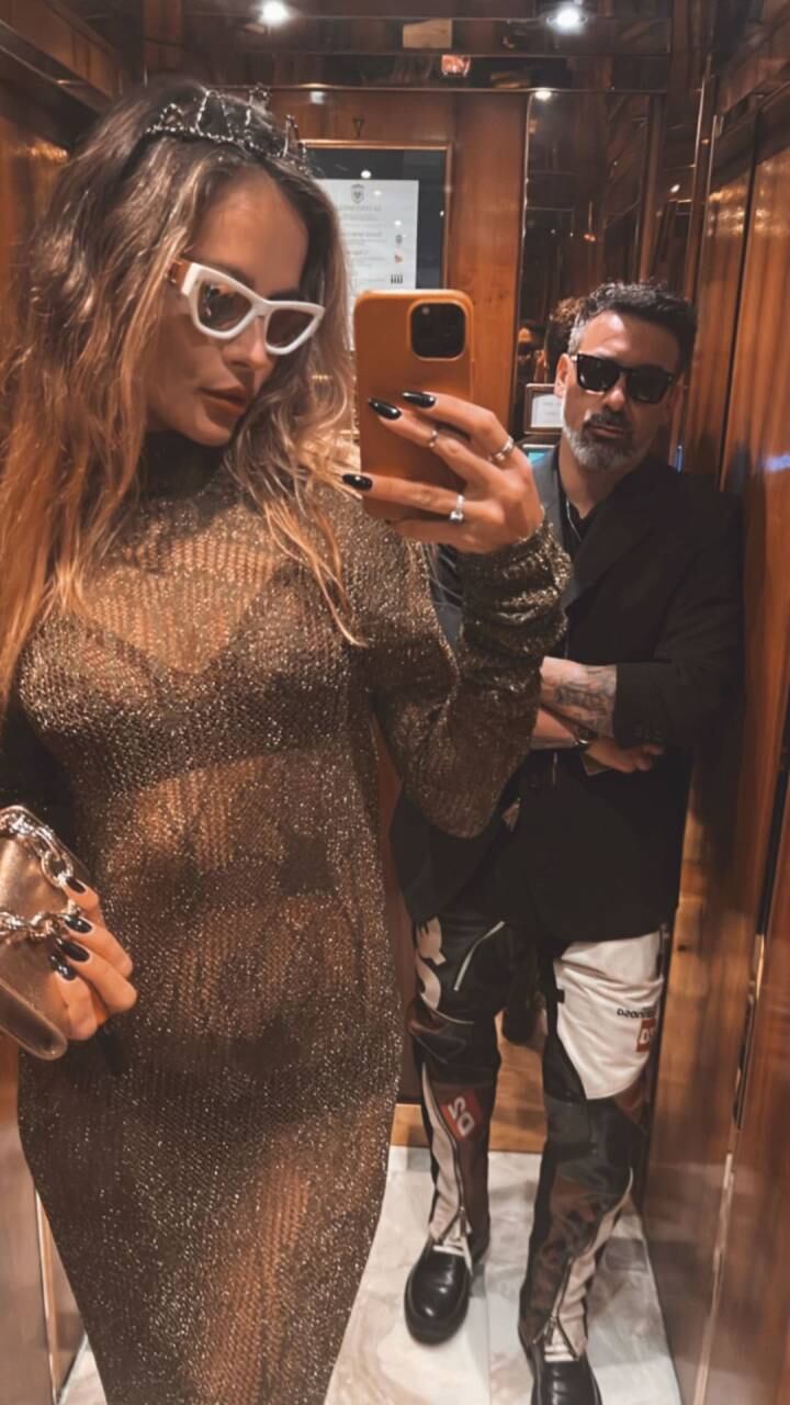 La modelo brasileña se sacó una foto con Lavezzi frente al espejo.