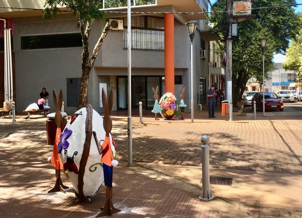 El equipo de «Eldorado Brilla» decora la ciudad por Semana Santa