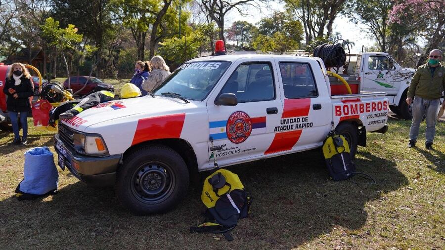 Bomberos Voluntarios de Apóstoles recibieron vehículos e insumos.