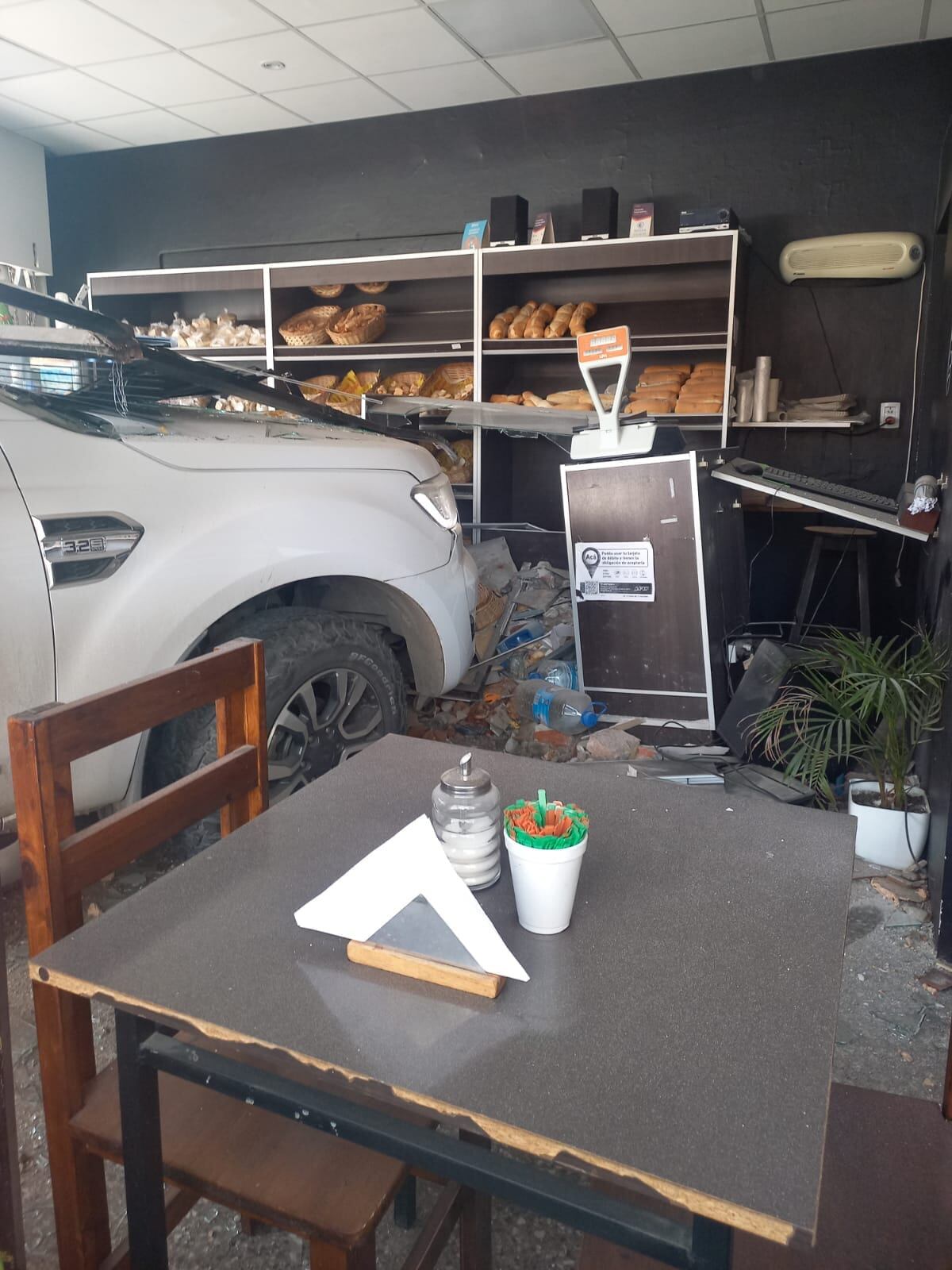 Una camioneta se incrustó en la pared de una panadería.