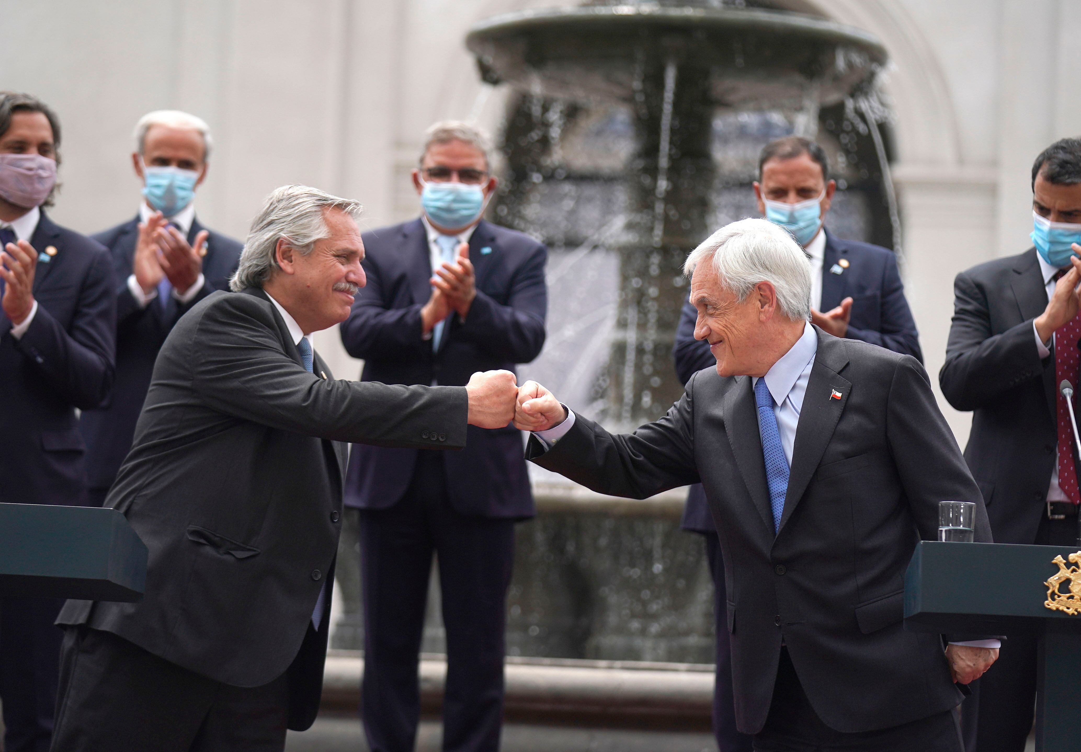 El presidente Alberto Fernández aterrizó hoy en Chile para iniciar una visita de Estado de dos días, donde se reunirá con su par trasandino, Sebastián Piñera.