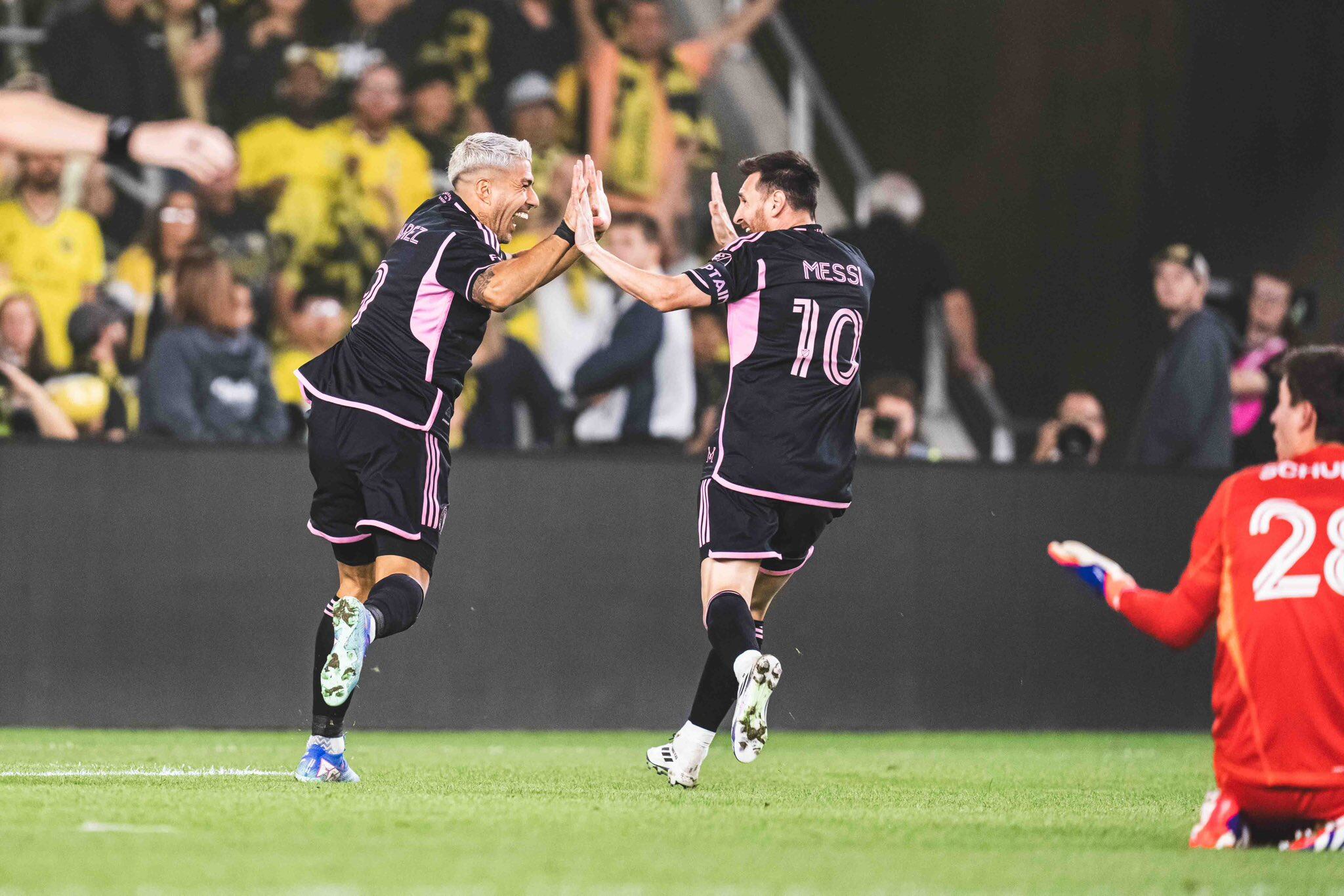 Luis Suárez y Lionel Messi festejan el tercer gol del Inter Miami ante Columbus Crew. (Prensa Inter)