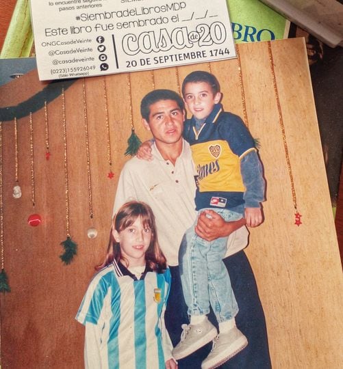 La búsqueda la inició la ONG Casa de Veinte, en el marco de su tradicional campaña de donación de libros: la foto estaba dentro de uno de los ejemplares y quieren devolverla.