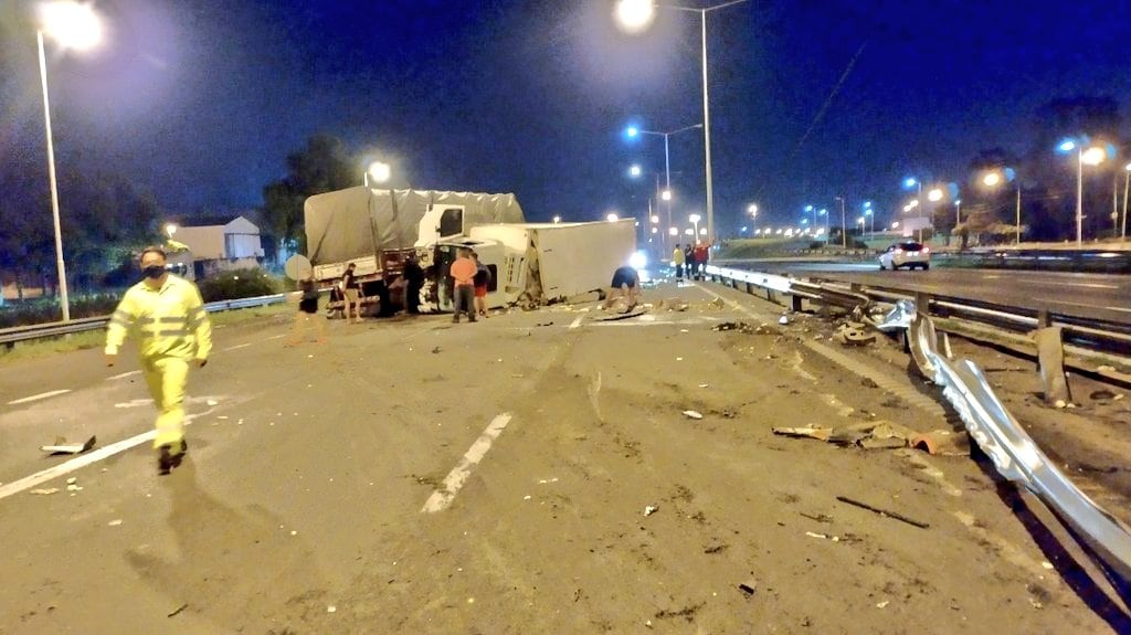 Vuelco de un camión sobre Panamericana, en Campana