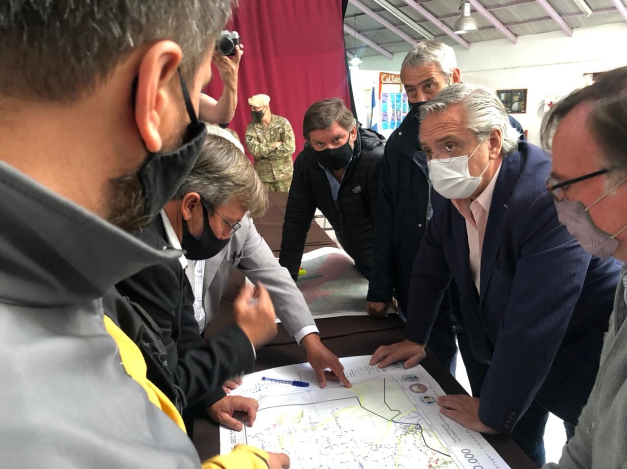 El presidente Alberto Fernández en el Comando de Operaciones montado en el Centro Cultural de Lago Puelo junto al intendente de esa localidad y los de El Hoyo, El Maitén, Epuyén y Cholila (Foto: Presidencia)