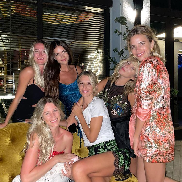 Zaira Nara junto a sus amigas por las calles de Miami Beach.