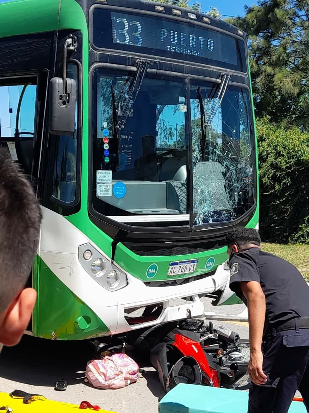 Gabriela (35) conducía una moto y llevaba a su hija de 2 años abordo cuando fue embestida por un micro de la línea 533