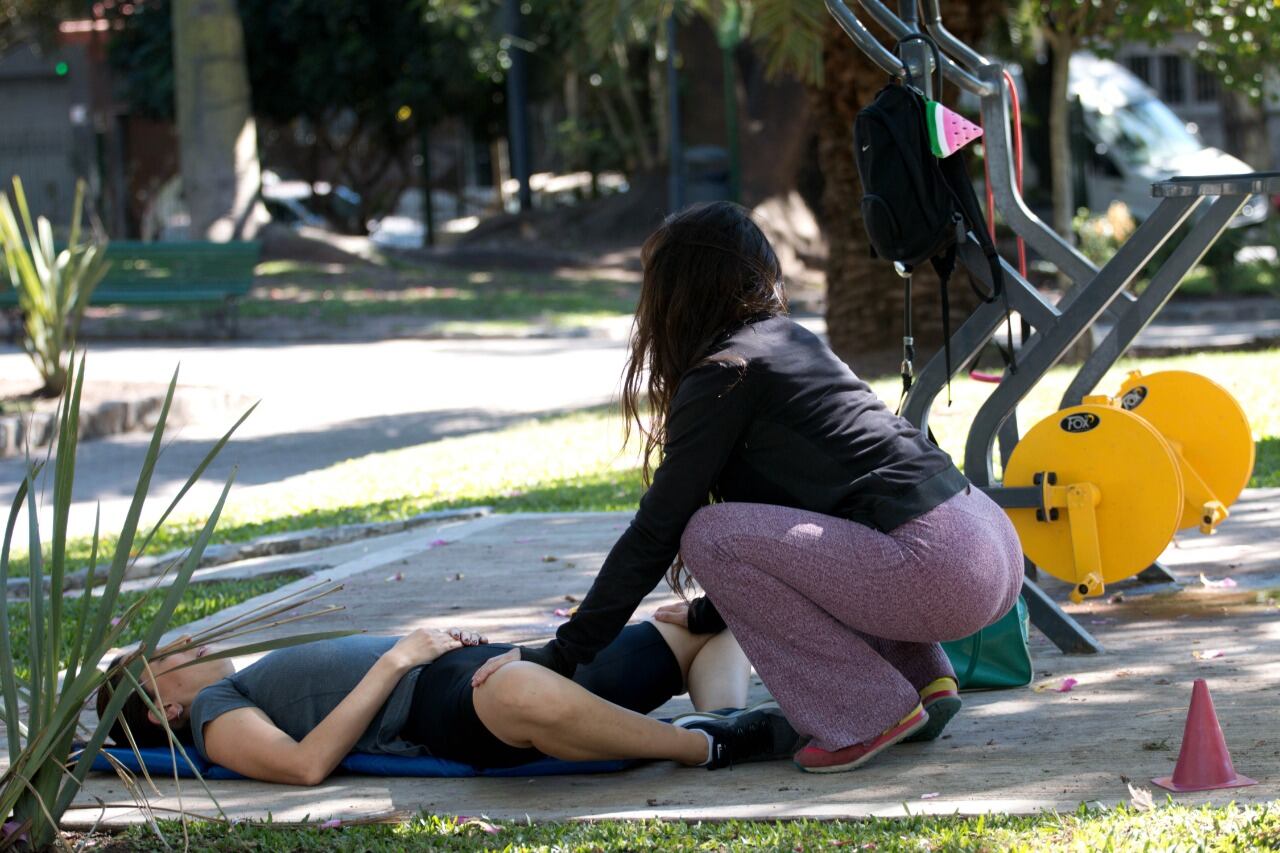 Postas aeróbicas en parques y plazas: furor entre los porteños que eligen hacer actividad física gratis y cuidados.