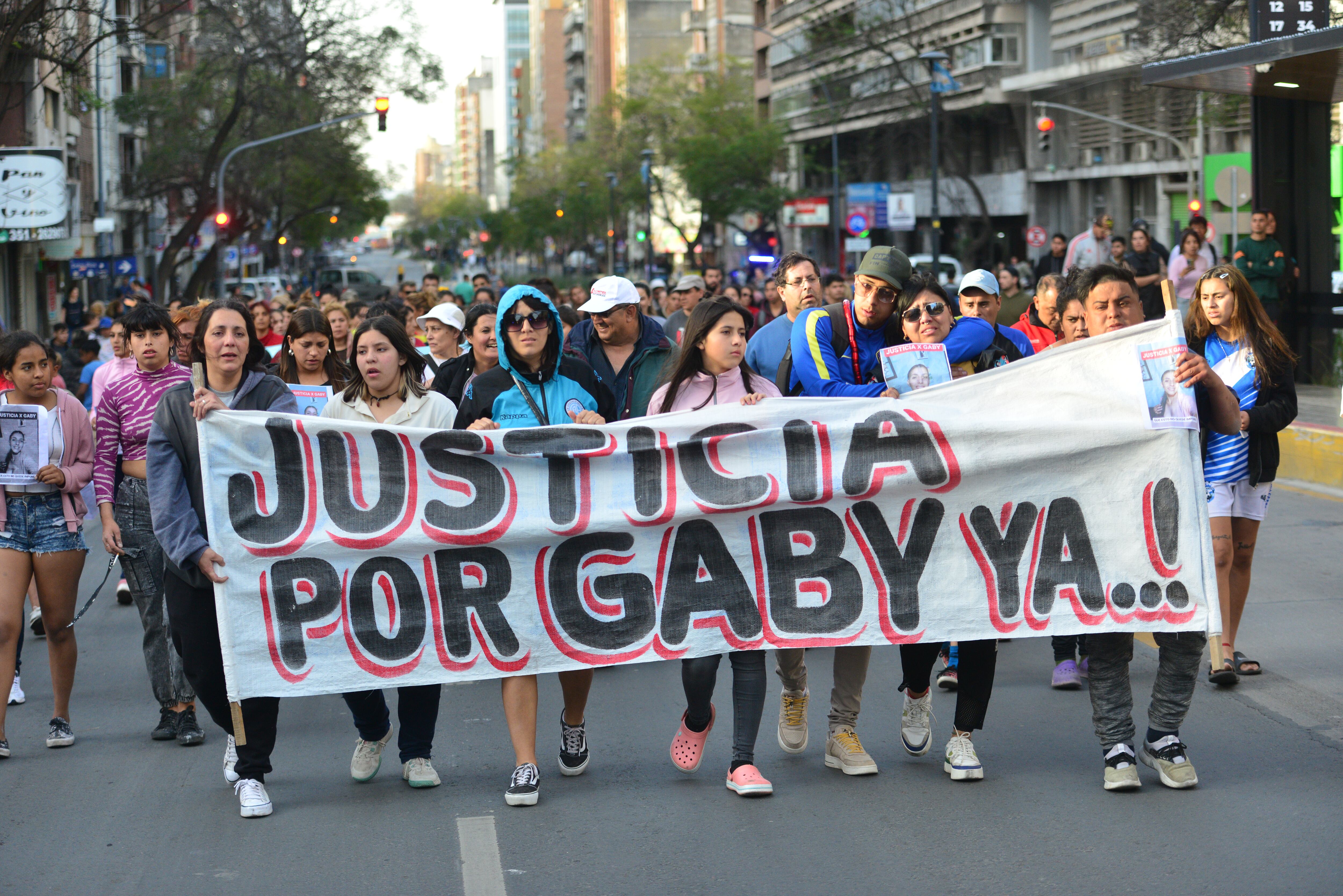 Familiares y amigos de Gabriela Pérez marchan por las calles del centro de la ciudad de Córdoba pidiendo justicia por la muerte de la joven en medio de una balacera entre supuestas facciones sindicales del gremio de la limpieza  Soelsac