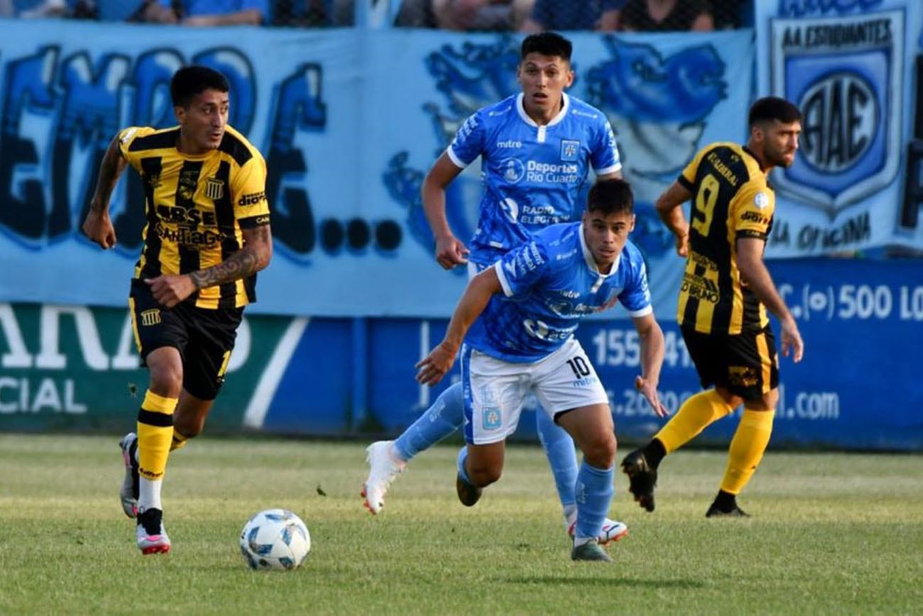 Estudiantes de Río Cuarto enfrenta a Club Mitre de Santiago del Estero en el arranque del Reducido de la Primera Nacional. (Tomás Fragueiro / La Voz)