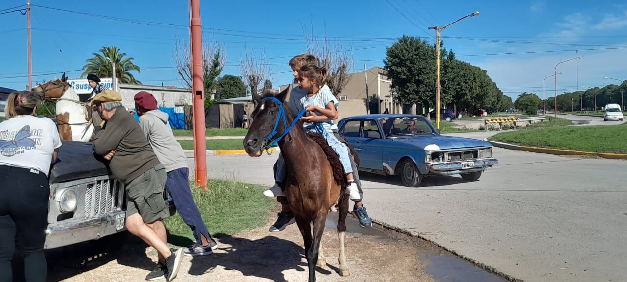 Caravana a caballo y globos blancos para despedir a Agustín en el día de su cumpleaños