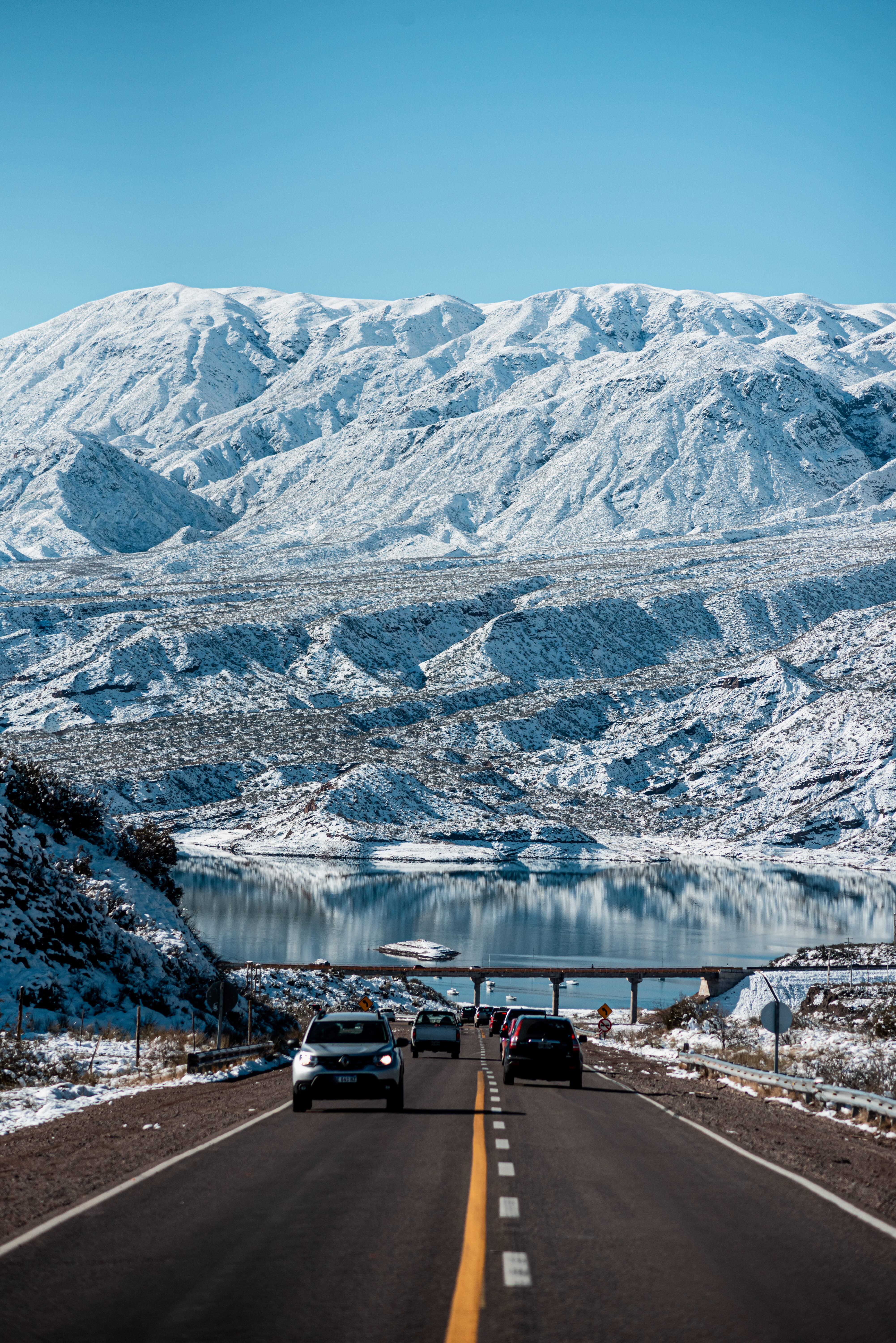 La increíble foto de las montañas nevadas de Potrerillos que se hizo viral. Foto: Maxi Chanampe