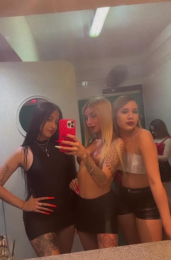 Tamara Baez y sus amigas posaron contra el espejo en medio de la fiesta