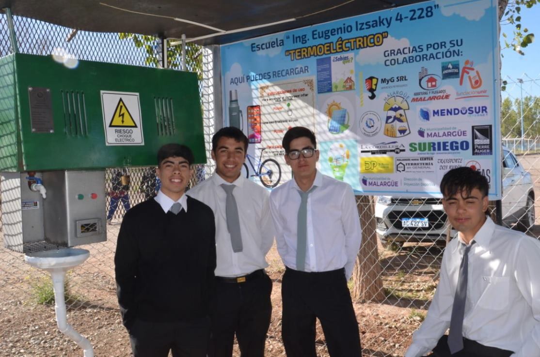 El "Punto de encuentro" sustentable que diseñaron y armaron los alumnos de la escuela técnica Izsaky y donaron al polideportivo de Malargüe.