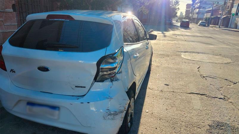 El Ford Ka estacionado, destruido por el choque.