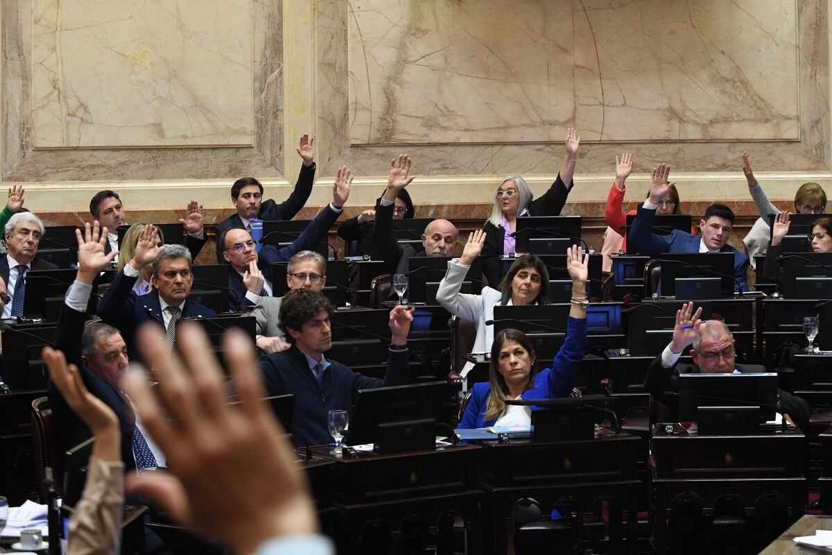 El Senado dio marcha atrás con el último aumento de dietas y las congeló hasta fin de año