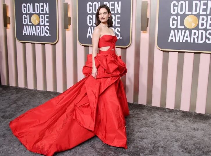 Lady in red. Lily James cautivó con un vestido rojo strapless con recortes cut out y mucho volumen de Atelier Versace.