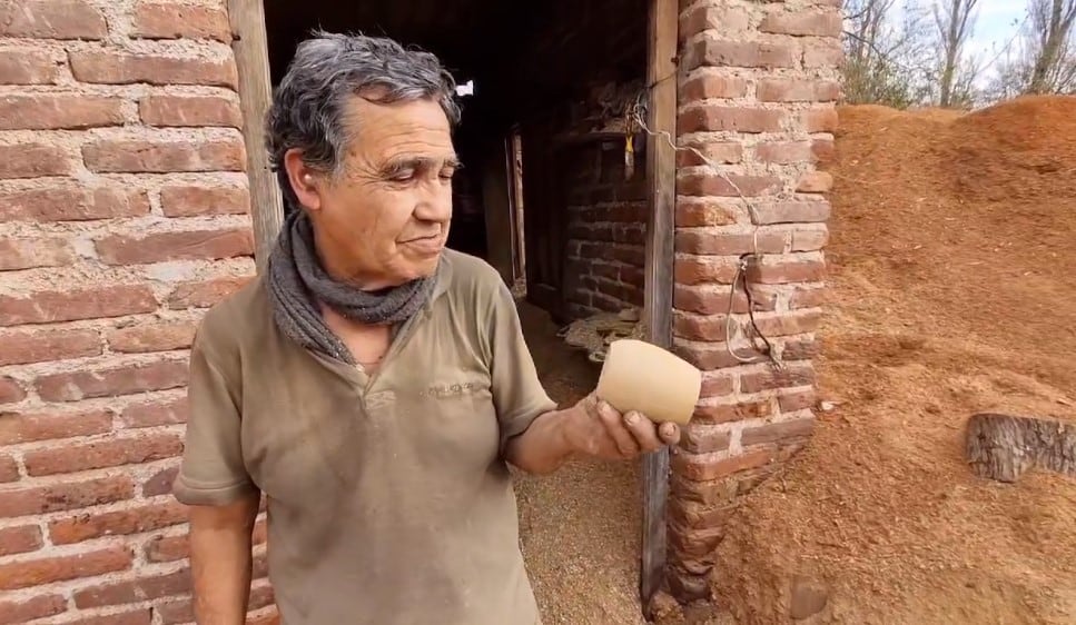 Julio Carrizo con uno de sus mates en pleno proceso de elaboración.