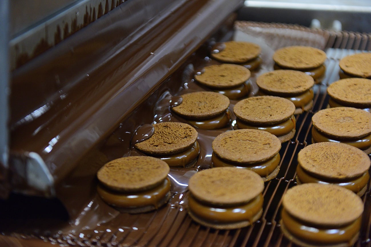 Uno de sus clásicos es el alfajor de chocolate, relleno de dulce de leche.