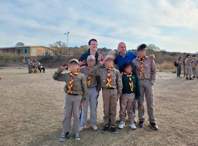 Jorge y Víctor, la pareja cordobesa que adoptó a seis hermanitos salteños.