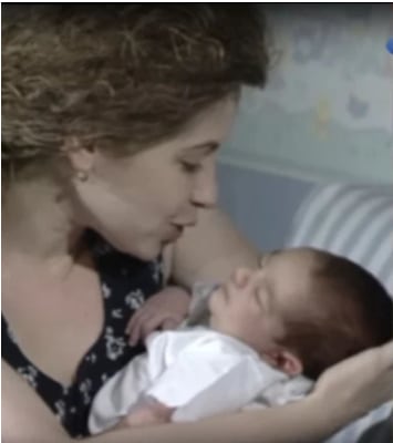 Sebastián Pelegrinelli cuando era bebé junto a Andrea del Boca en "Celeste". (Foto: captura Infobae).