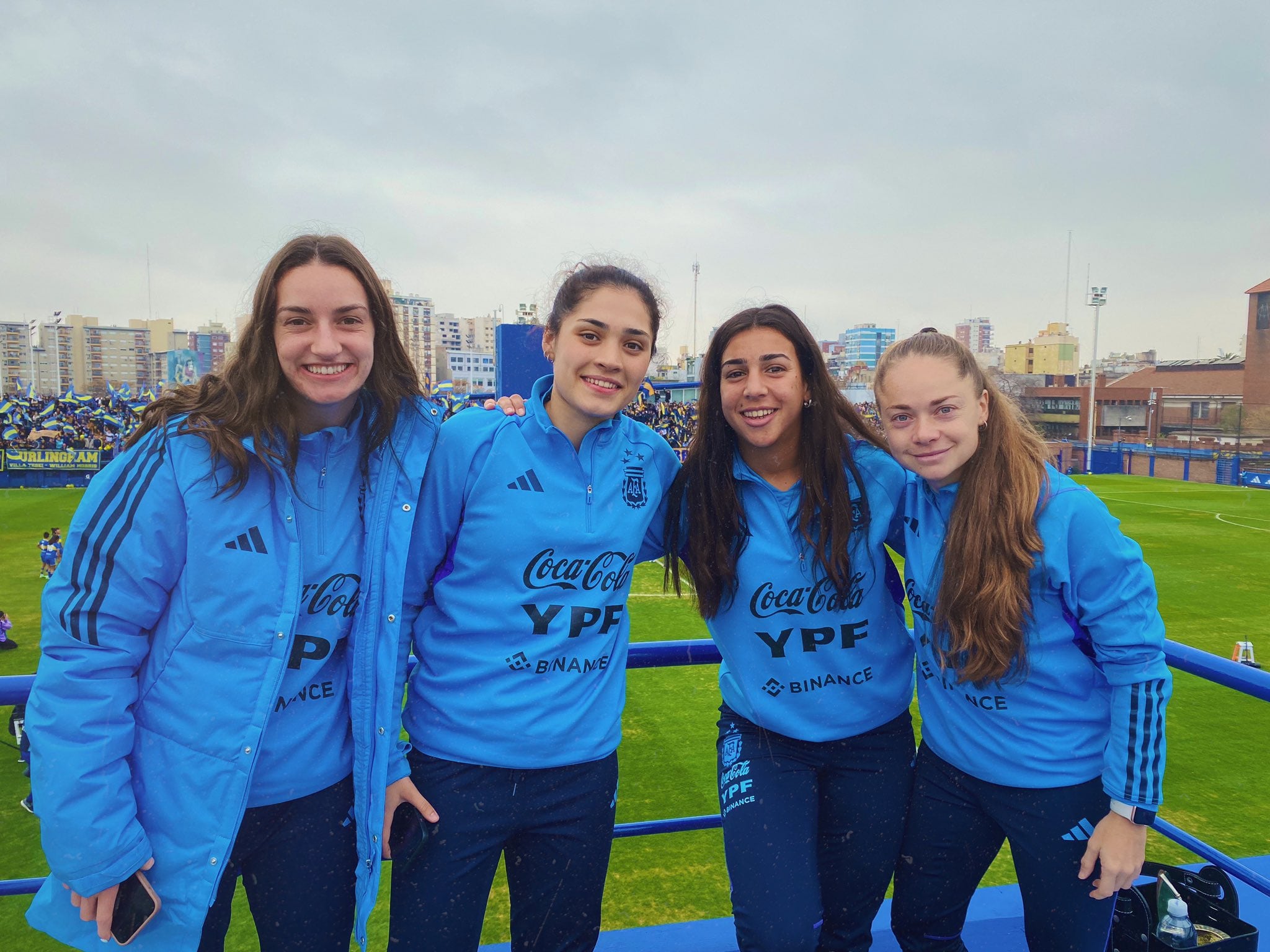 Estefi Banini con la futura generación.