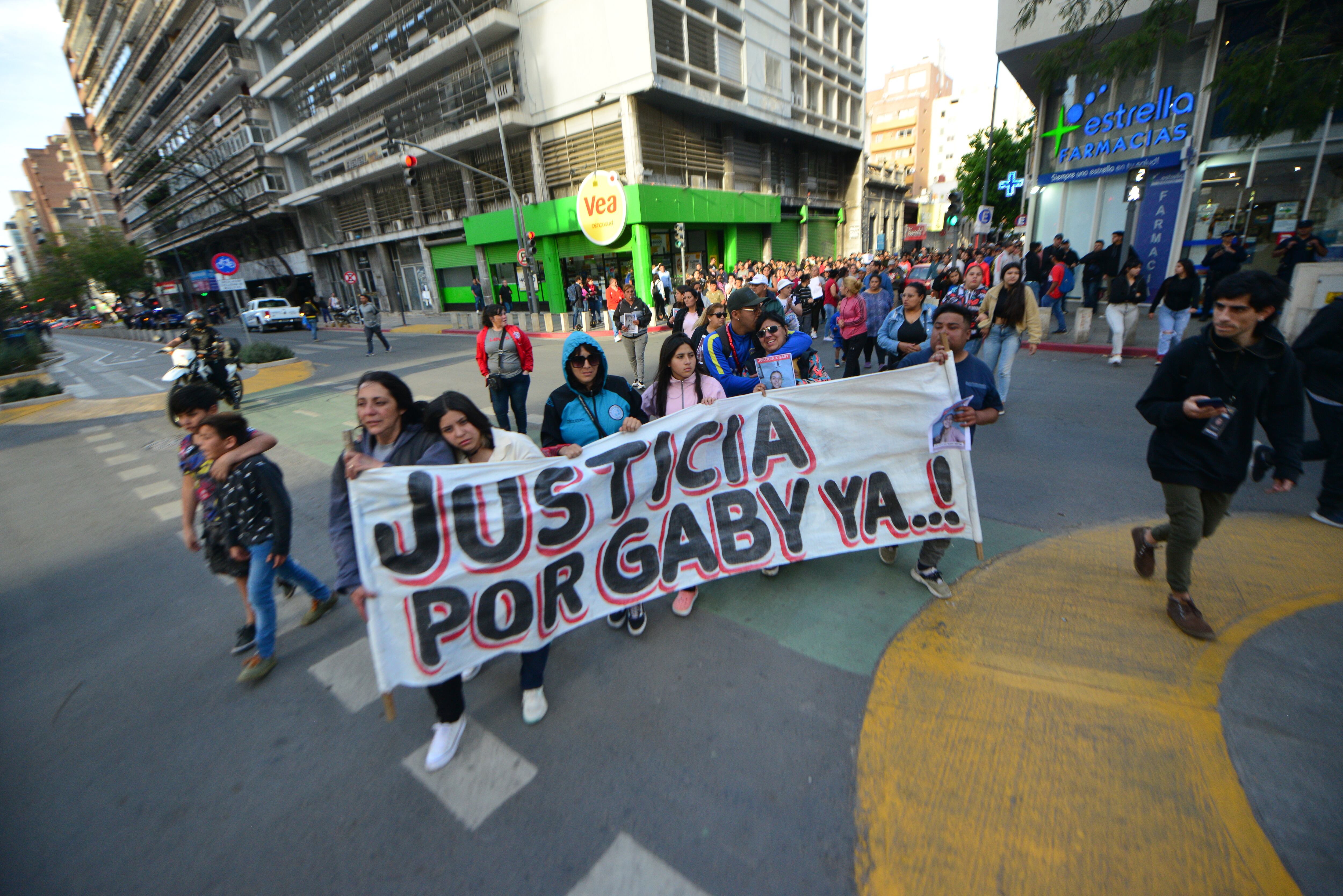 Familiares y amigos de Gabriela Pérez marchando por las calles del centro de la ciudad de Córdoba pidiendo justicia.