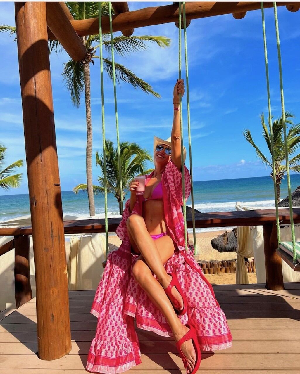 El complemento ideal del look Barbiecore de Pampita: un kimono en tonos rosados.