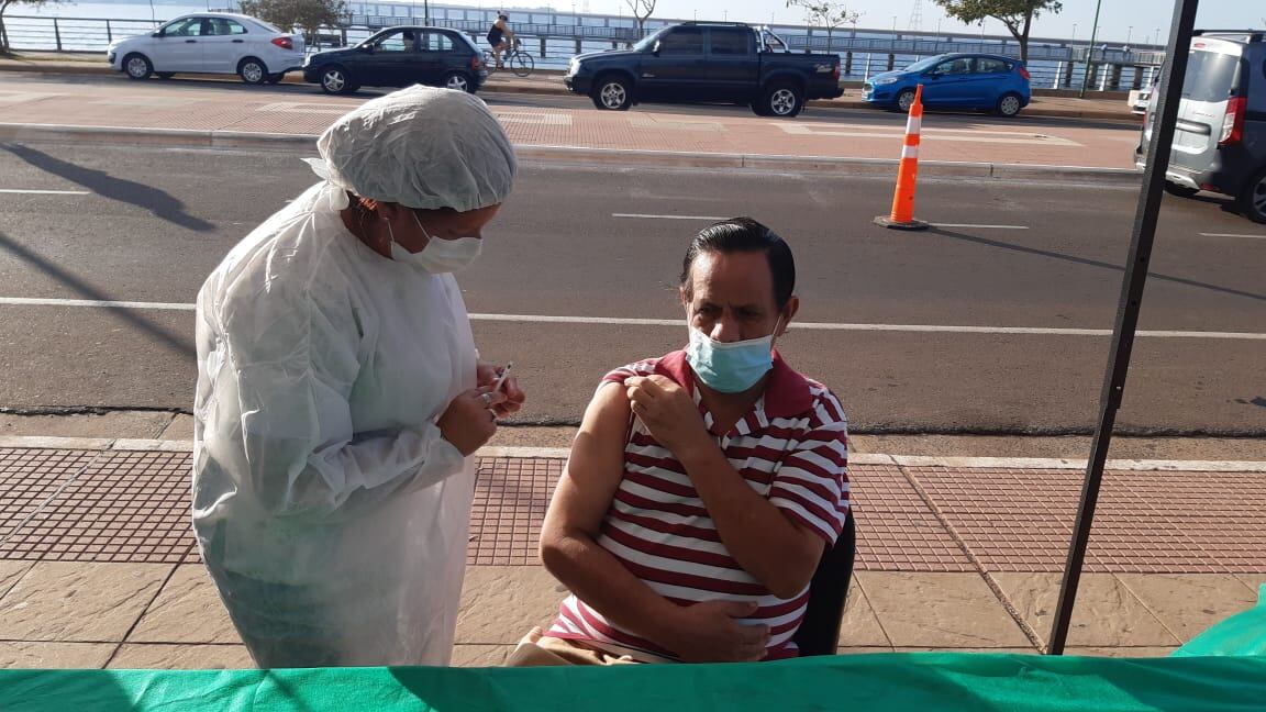 Hoy inició la segunda jornada de inoculación a los taxistas y se sumaron los transportistas escolares