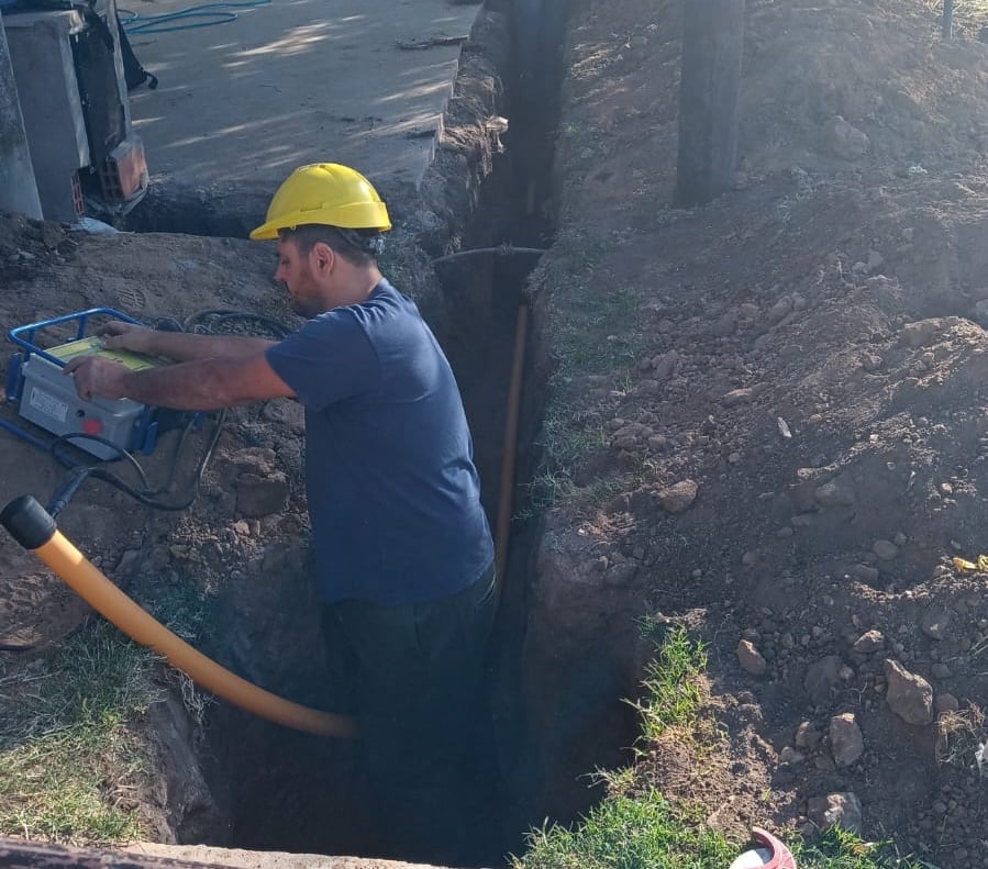 Obras Públicas de Tres Arroyos realiza trabajos de conexión de gas y de cordón cuneta en distintos puntos de la ciudad