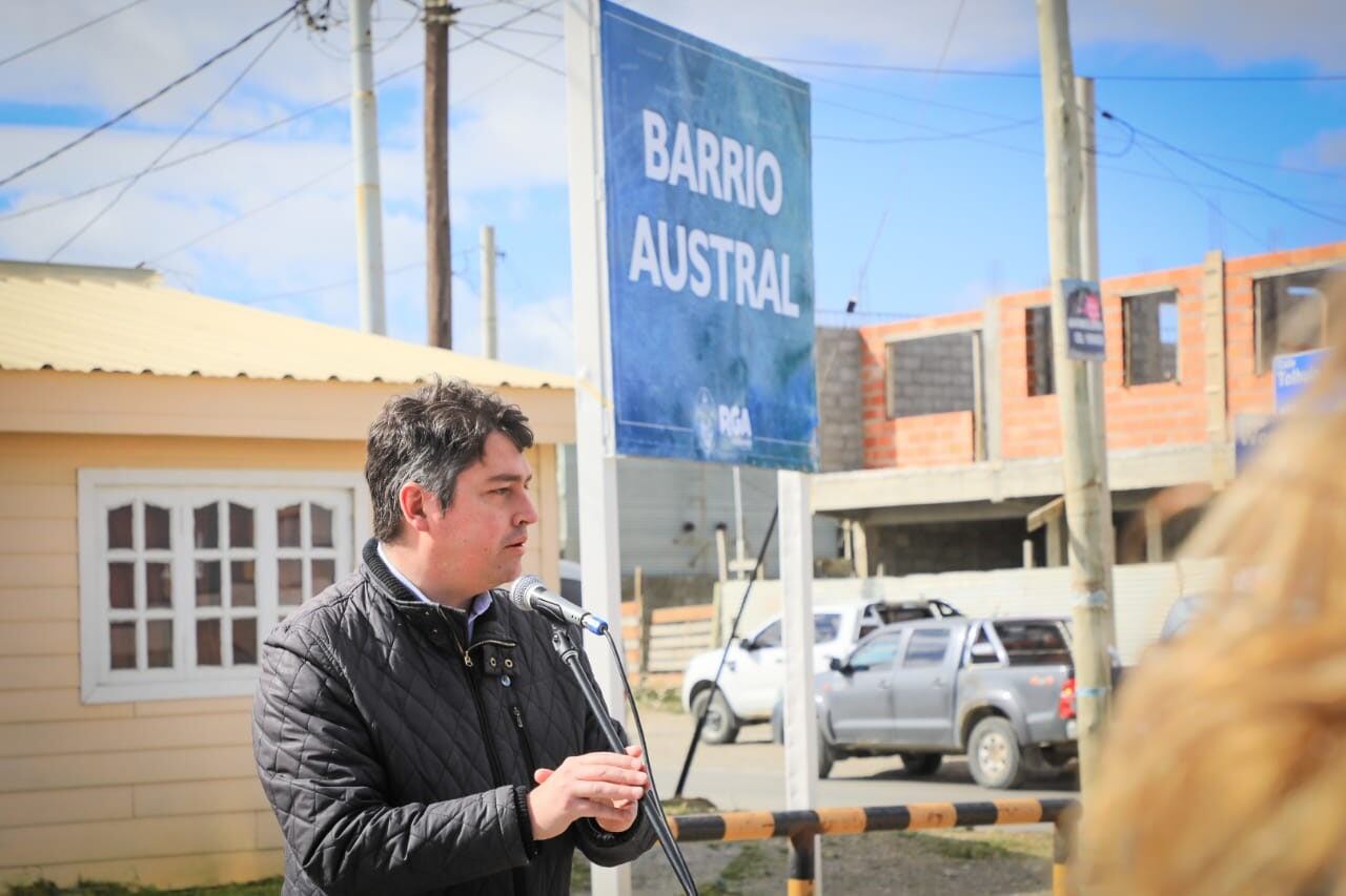 El intendente acompañó los festejos junto a los vecinos del barrio. “Agradezco a cada uno de los vecinos por el compromiso que han tenido en la construcción de una comunidad organizada y solidaria”, resaltó.