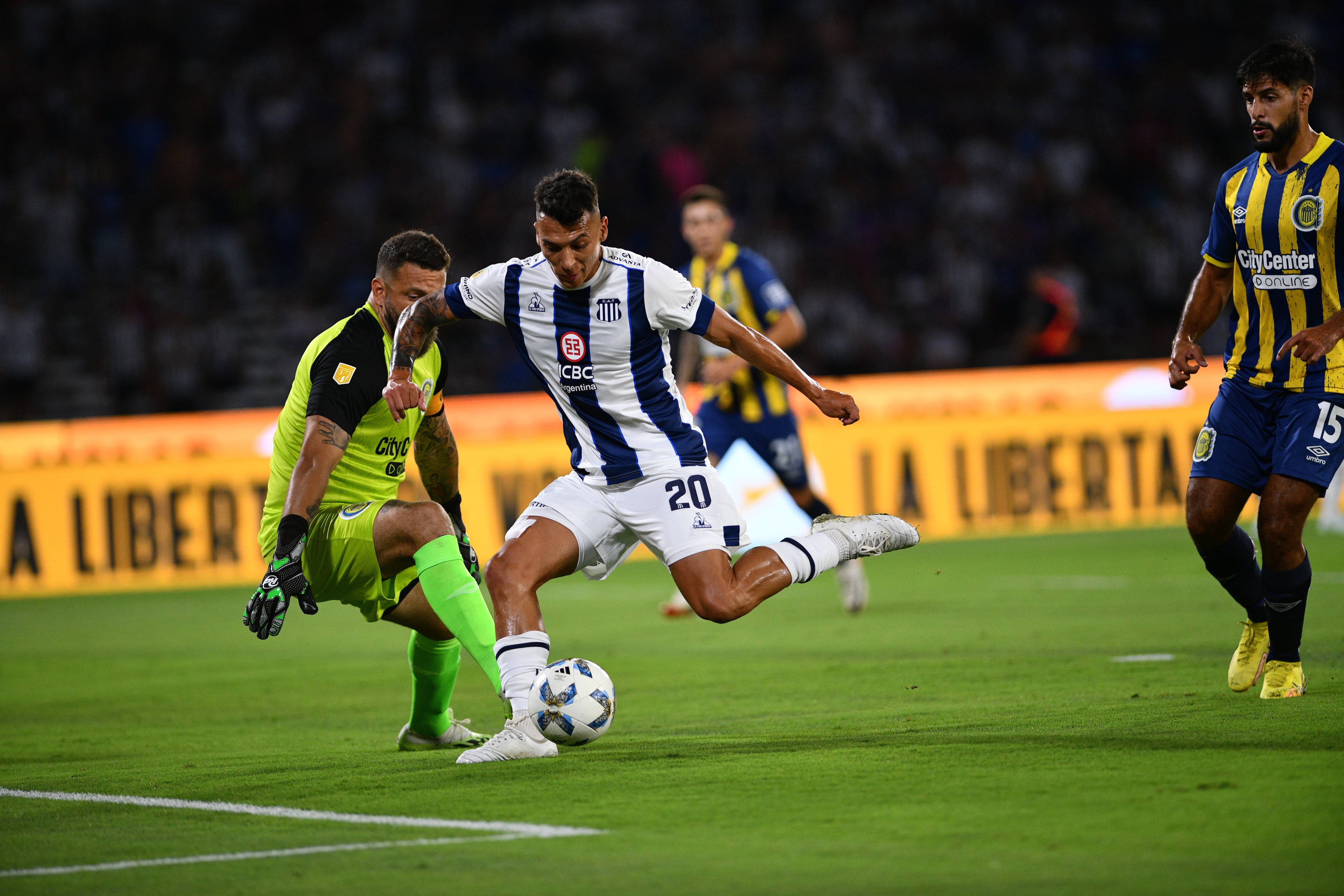 Rubén Botta Anota el primer tanto para Talleres ante Rosario Central. (Pedro Castillo / La Voz)