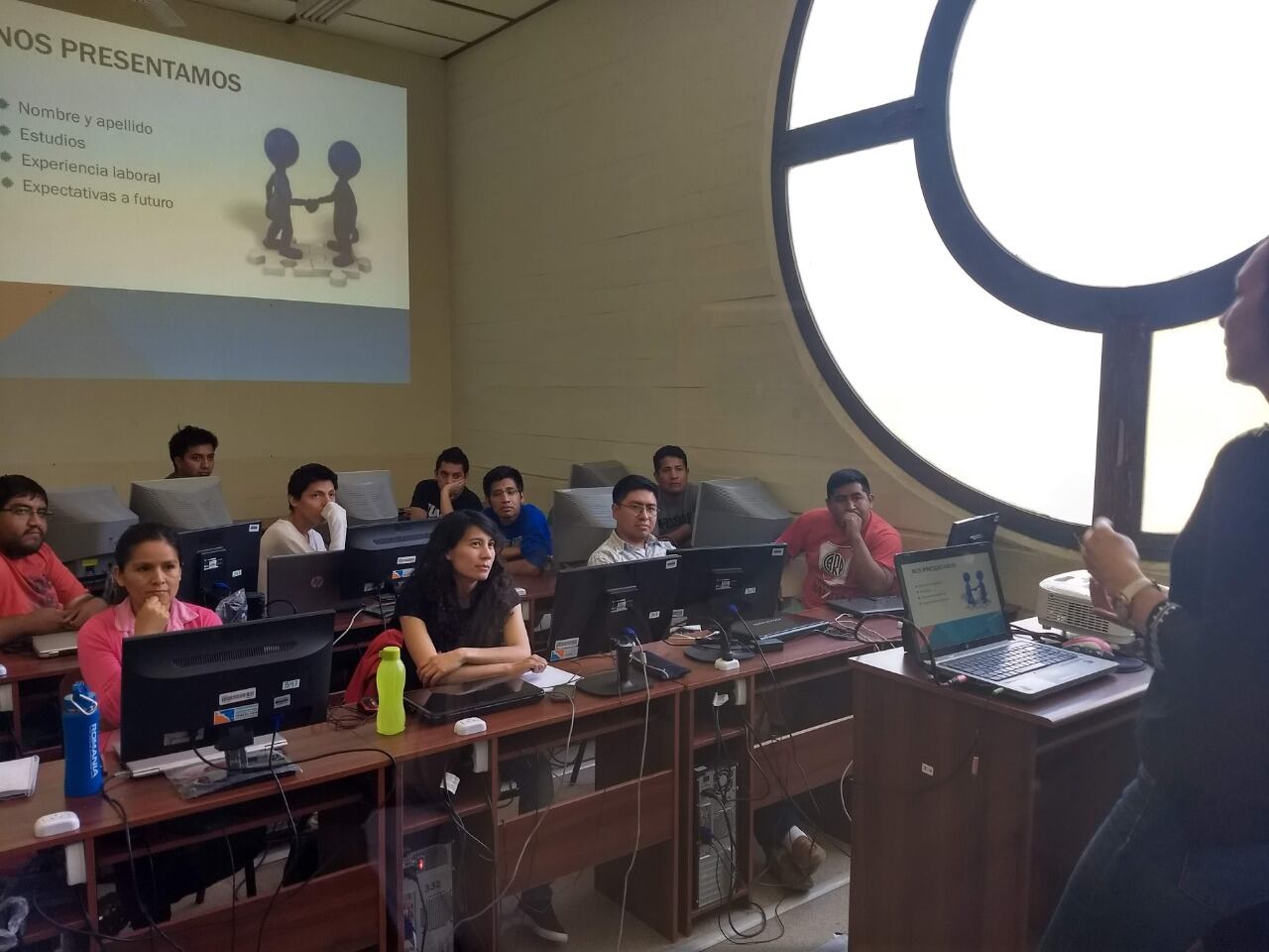 Talleres "Construyendo mi Futuro", brindados por la empresa Softlogía, actualmente Blimop, para alumnos y egresados de la Facultad de Ingeniería, en el marco del acuerdo vinculado con espacios comunes de trabajo.