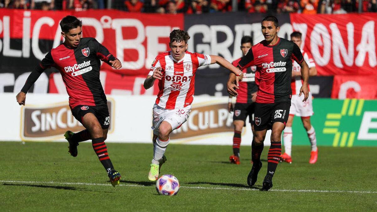 Newell’s desaprovechó su momento, sufrió por el VAR y empató con Unión