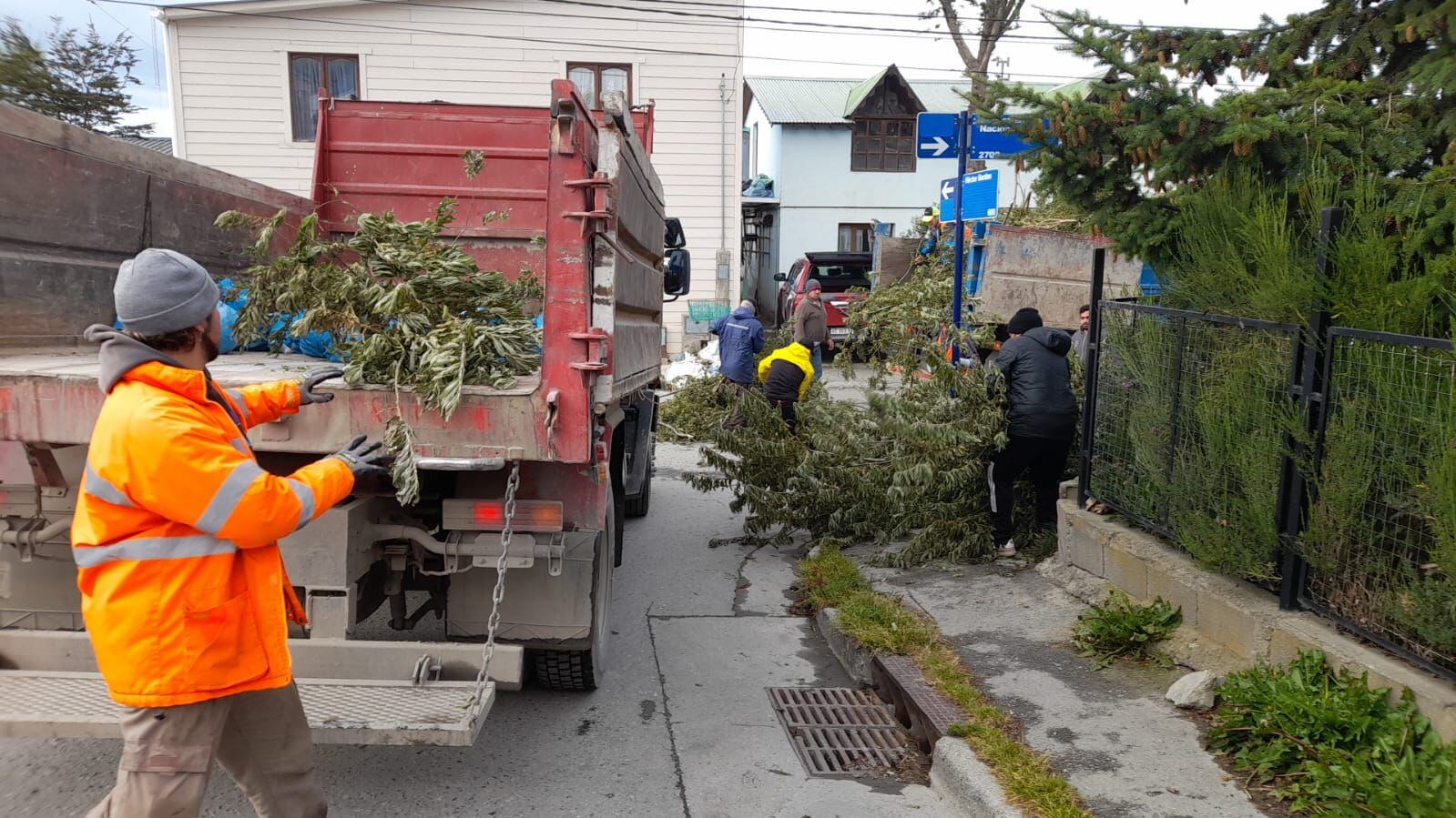 El personal Municipal trabajó en una jornada de limpieza, recolección de residuos voluminosos y corte de pasto en los Barrios San Vicente y la Cantera.