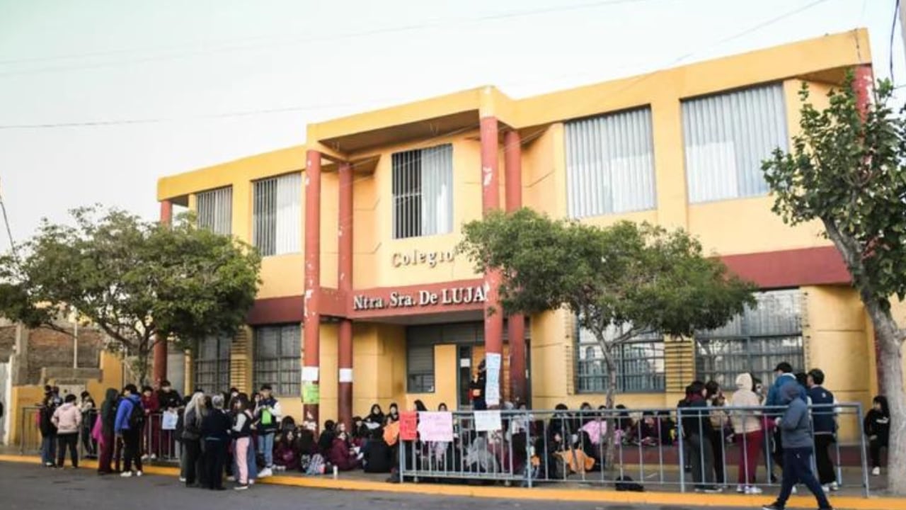 Siguen las protestas de padres y alumnos por una presunta violación en un colegio sanjuanino