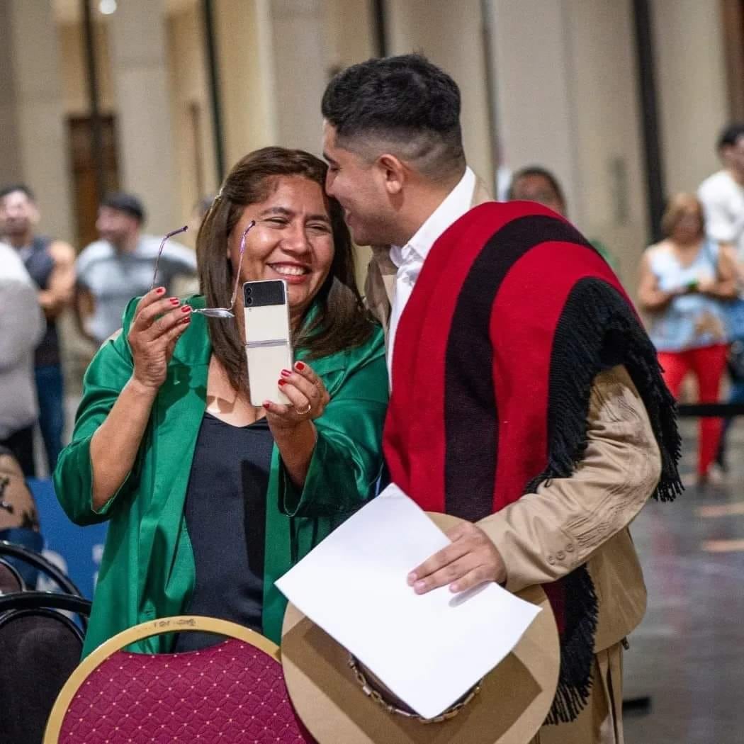 Chikilin junto a su madre en el acto de colación.