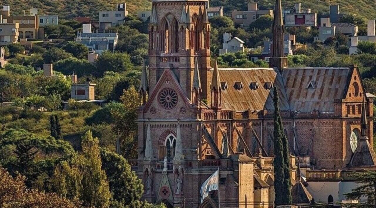 Nuestra Señora del Carmen, una imponente postal de Villa Allende.