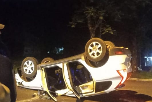 Accidente vial en Puerto Iguazú: una camioneta despistó y volcó.