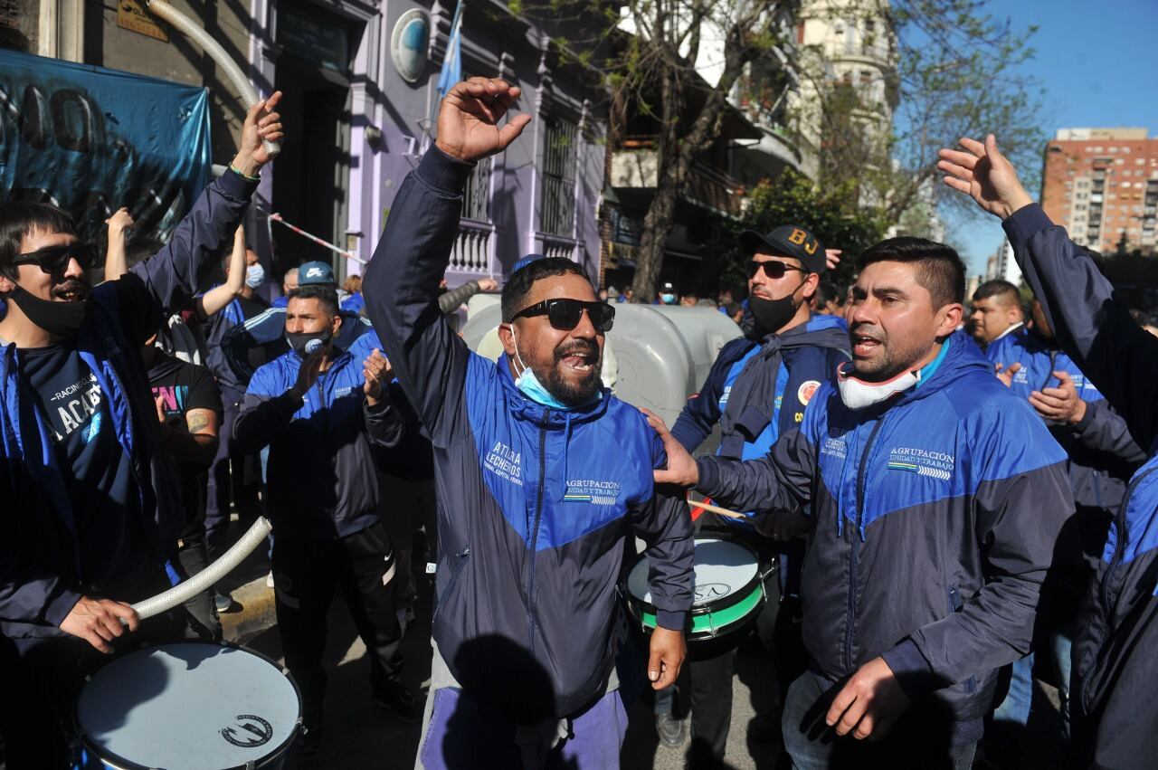 Tensión entre la Policía y manifestantes durante una protesta en Boedo.