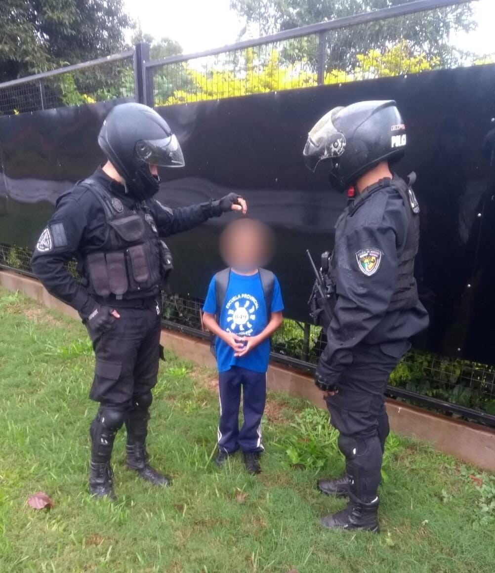 Garupá: policías resguardaron a un niño que se extravió al salir de la escuela.