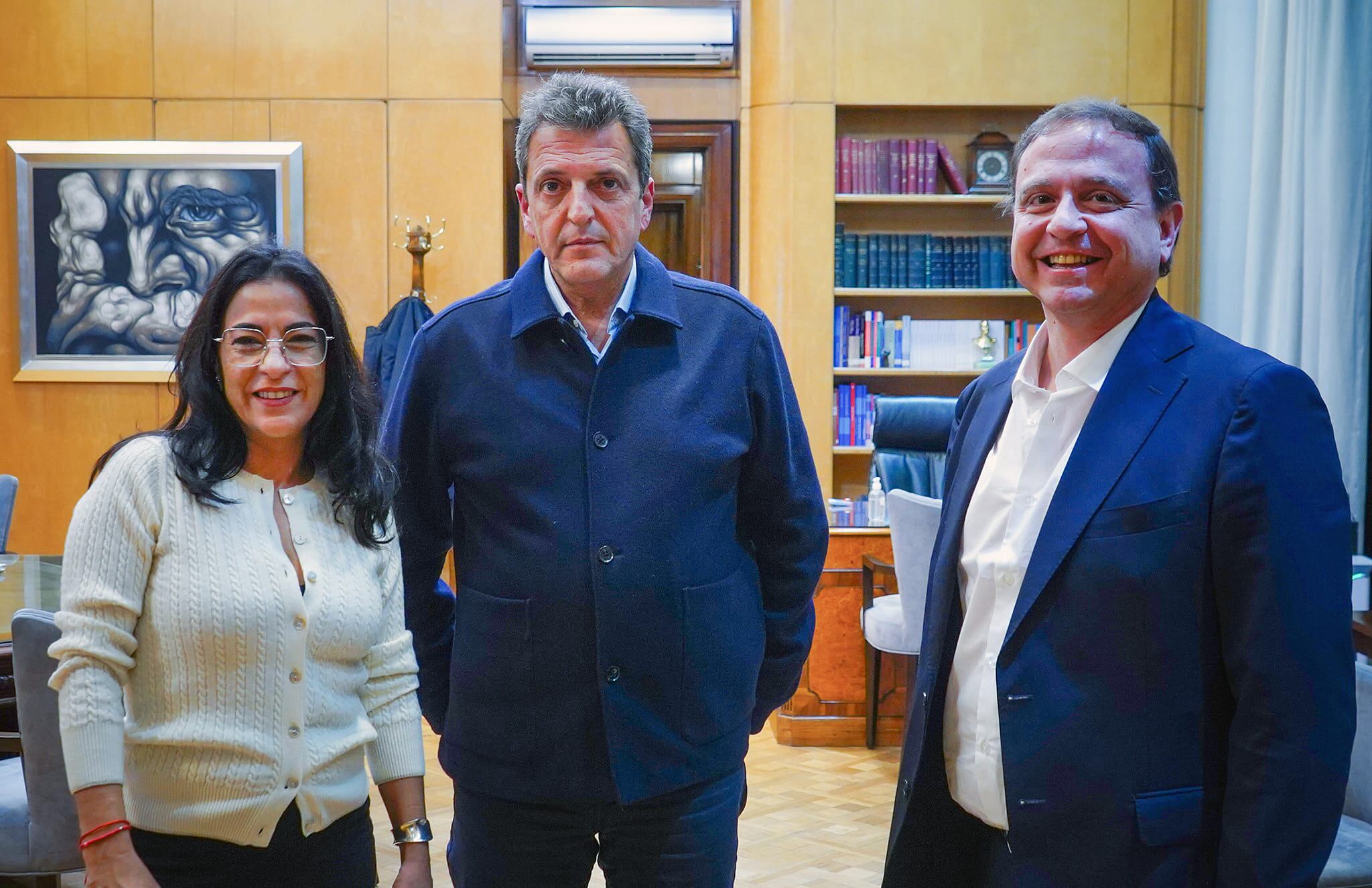 "Quien alquila está atado a su sueldo, mientras que el comerciante no", analizó Snopek, en la foto junto al ministro y candidato a presidente Sergio Massa y la diputada Carolina Moisés.