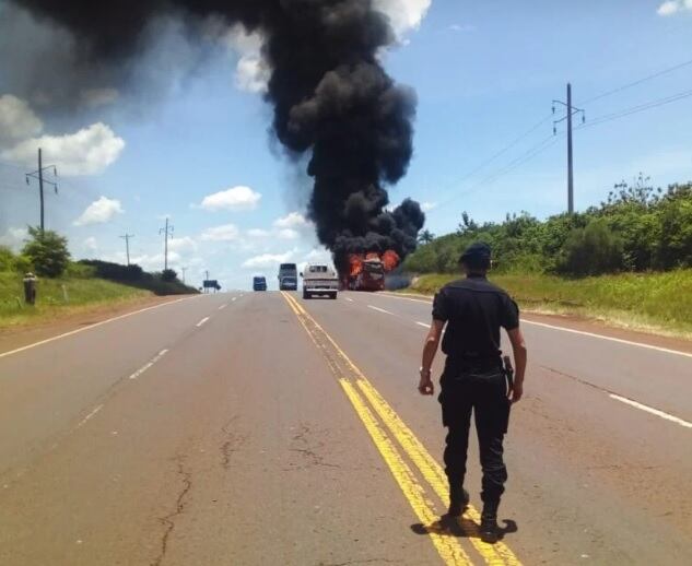 Capioví: se incendió un colectivo en plena ruta.