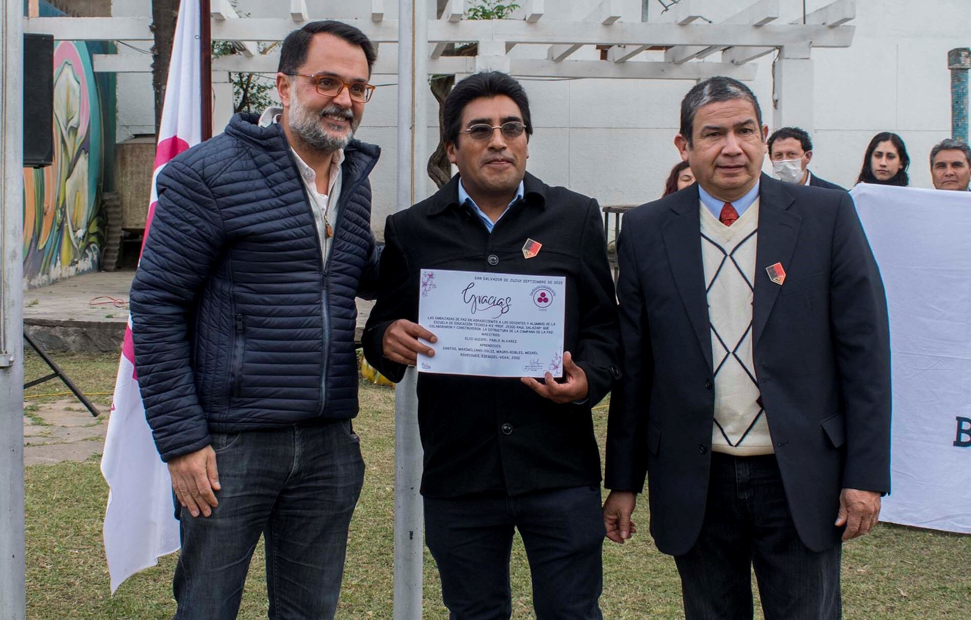 Docentes de la EET 2 recibieron un diploma en agradecimiento por la colaboración del establecimiento brindada a la Coordinación de Embajadas de Paz de Jujuy.