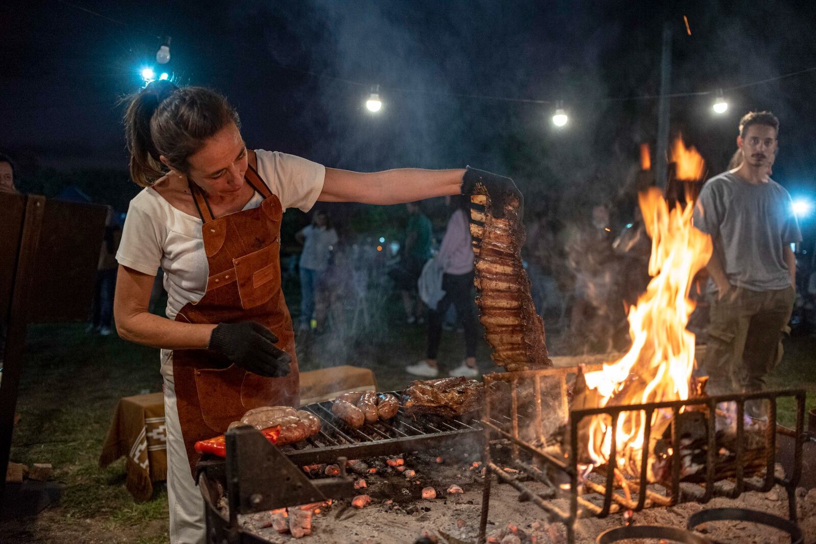 El sado argentino se debate si sale mejor haciendo las brasas con leña o carbón. (Gentileza).